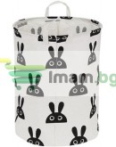 Кош за пране и играчки зайчета
